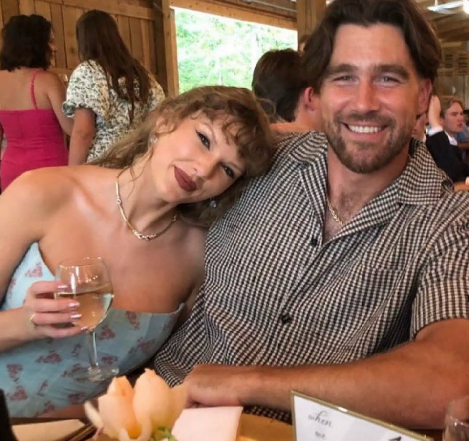 Taylor Swift showcases her summer wedding guest style in a floral midi ...