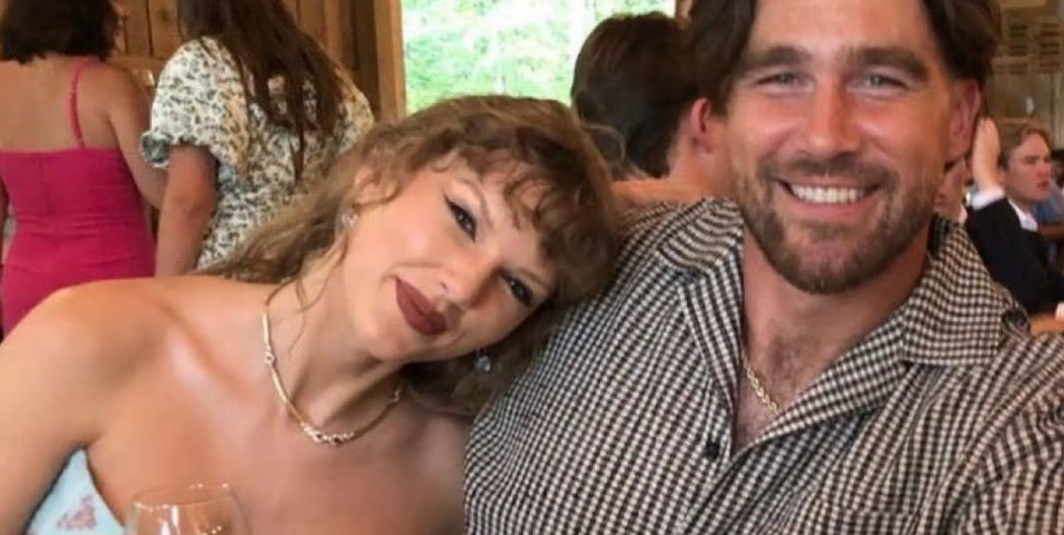 Taylor Swift showcases her summer wedding guest style in a floral midi ...