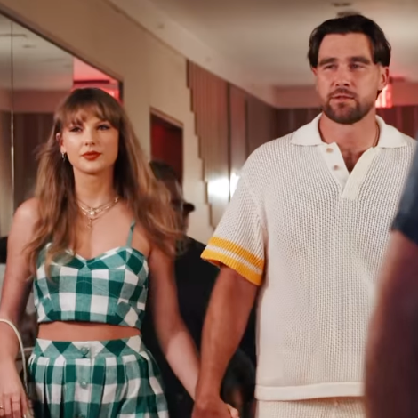 RED CARPET ROMANCE! TAYLOR SWIFT AND TRAVIS KELCE HOLD HANDS AT TIGHT END UNIVERSITY OPENING! On June 23, 2025, the couple dazzled at the Nashville event, Swift in a green gingham top and skirt, Kelce in a white polo, beaming as they walked the red carpet. Was this their love seal? What’s the next big moment? 🌟…😍-yen123