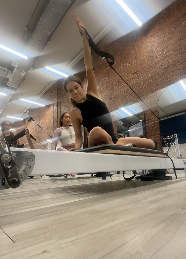 Pilates, el reformador, corre por las escaleras