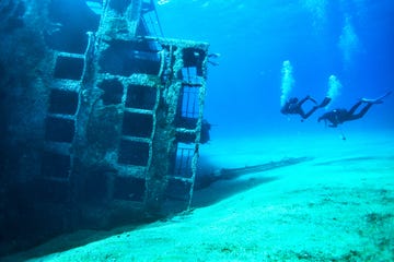 scuba divers at wreck diving