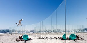 Esta pared de 72 metros de espejos está instalada en una playa de Australia