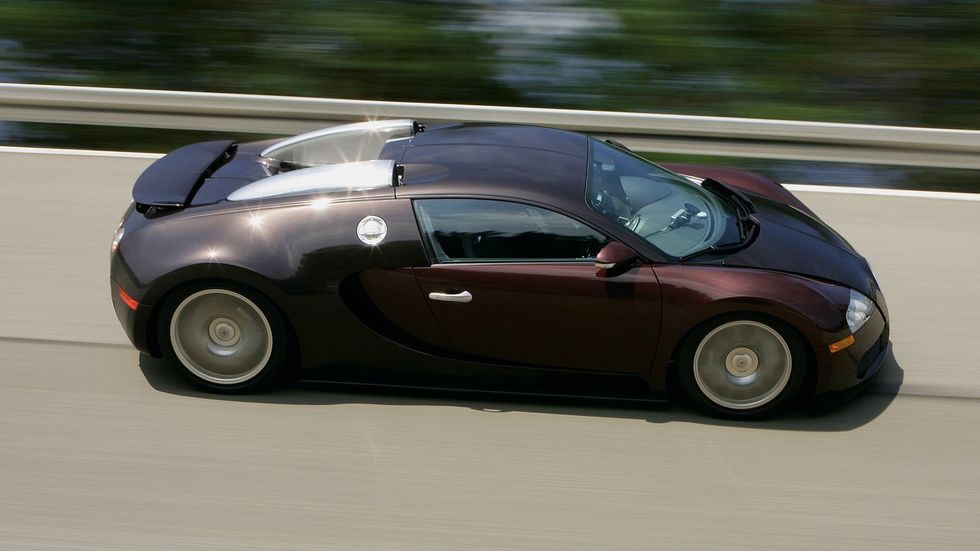 bugatti veyron en el circuito de ehra lessien