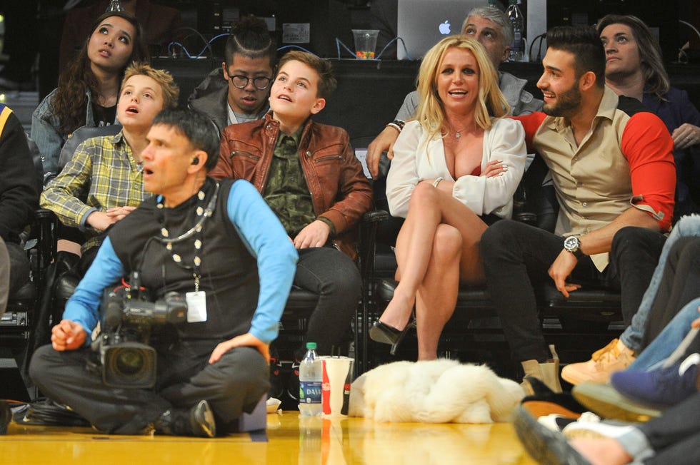 celebrities at the los angeles lakers game