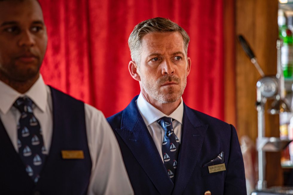 Sean Maguire als Marlon Collins in „Death in Paradise“, Serie 13, Folge 1