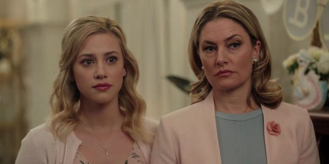 This Crazy Black Hood Theory Will Convince You Alice Isn't Really Betty's  Mom on Riverdale