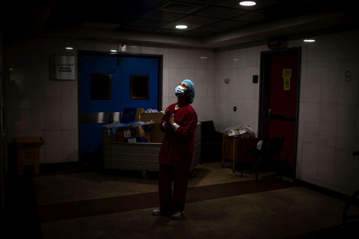 Op 15 januari 2012 bidt een verpleegkundige in een gang van de ICafdeling in het academisch ziekenhuis van de Rafik HaririUniversiteit in het zuiden van de Libanese hoofdstad Beiroet Terwijl mensen in de hele wereld nu nog worden getroffen door de pandemie zou COVID19 met behulp van vaccinaties en voortdurend onderzoek op den duur kunnen veranderen in een endemische ziekte die vergelijkbaar is met gewone verkoudheid
