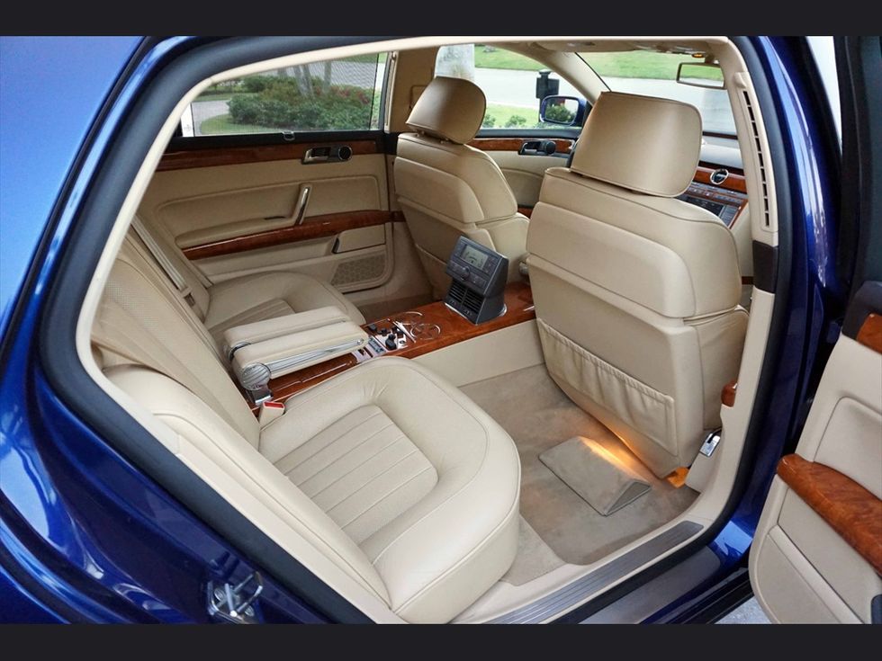 Land vehicle, Car, Vehicle, Luxury vehicle, Car seat, Car seat cover, Sedan, Full-size car, Volkswagen touareg, 