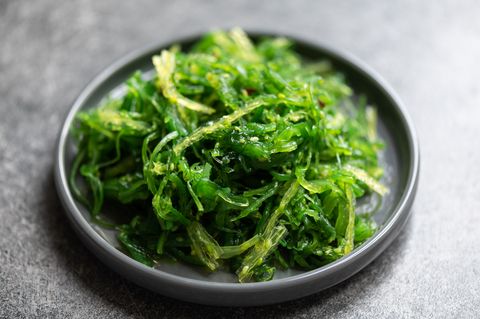 seaweed salad in black plate