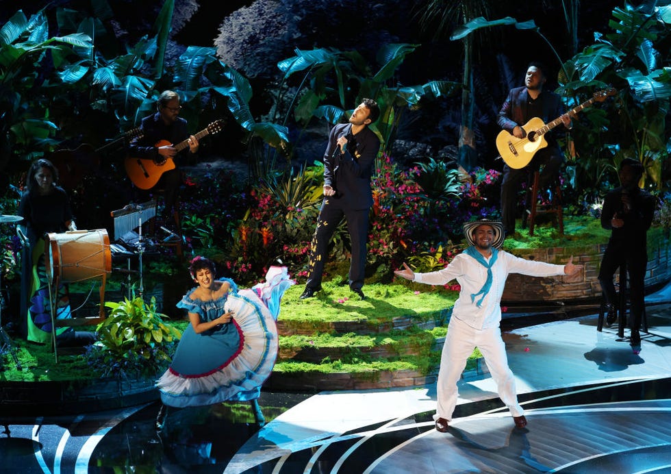 actuación de sebastián yatra en los oscars 2022
