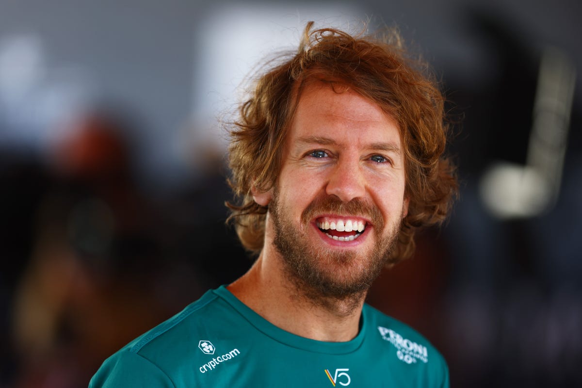 Себастьян 2022. Sebastian Vettel 2022. Vettel 2022. Футболисты отращивающие волосы.