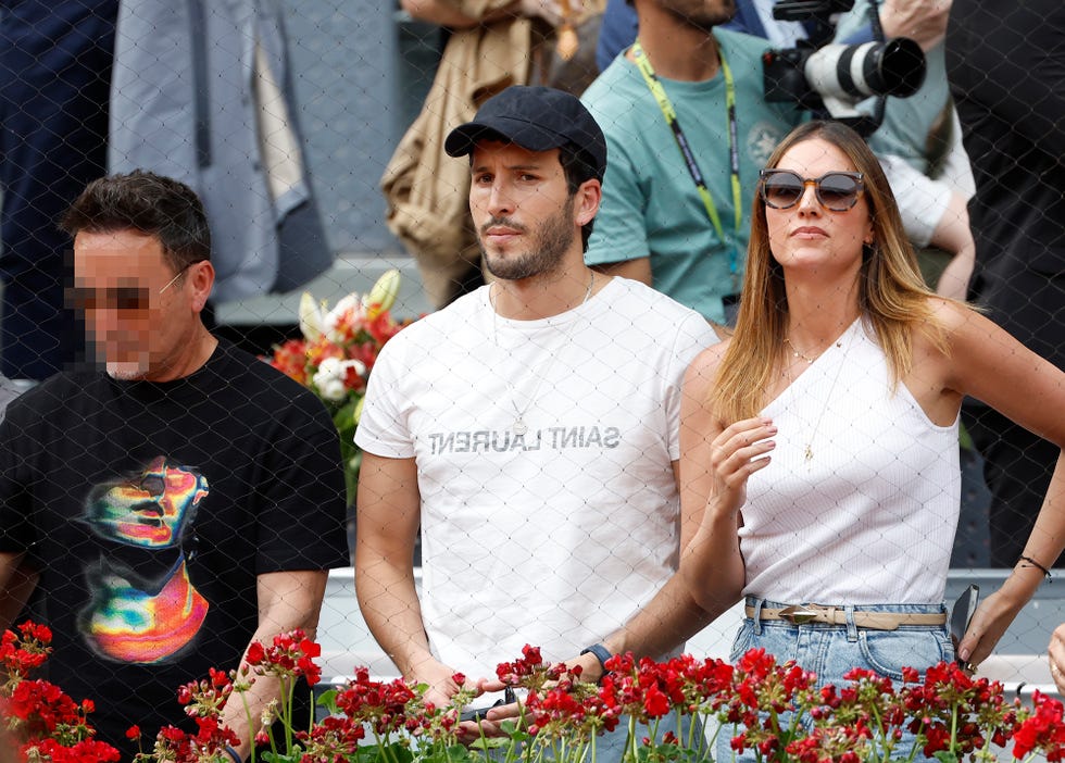 sebastián yatra y cosme, su suegro y padre de aitana, en un partido de tenis del mutua madrid open