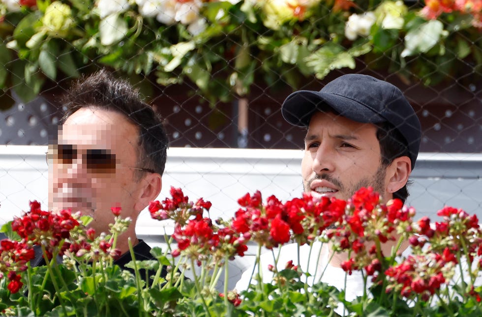 sebastián yatra y cosme, su suegro y padre de aitana, en un partido de tenis del mutua madrid open