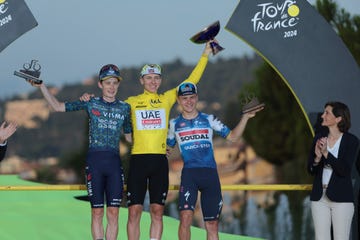 het podium van de tour de france 2024 met tadej pogacar op plek 1 jonas vingegaard op plek 2 en remco evenepoel op plek 3