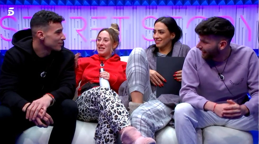 ﻿cora tontea con adrián izquierda en el confesionario de secret story