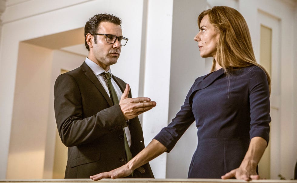 Suit, White-collar worker, Conversation, Gesture, Handshake, Event, Businessperson, Room, Formal wear, Photography, 