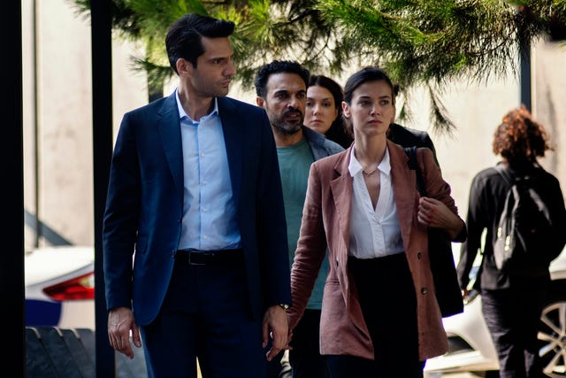 el delincuente vuelve a actuar y secuestra a la abogada, mientras que Çetin sigue mostrando un comportamiento extraño con aylín y yekta es desahuciado por los médicos