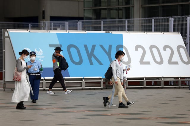 gente caminando por la ciudad de tokio