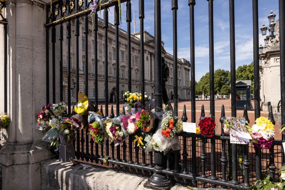 see the queen lying in state