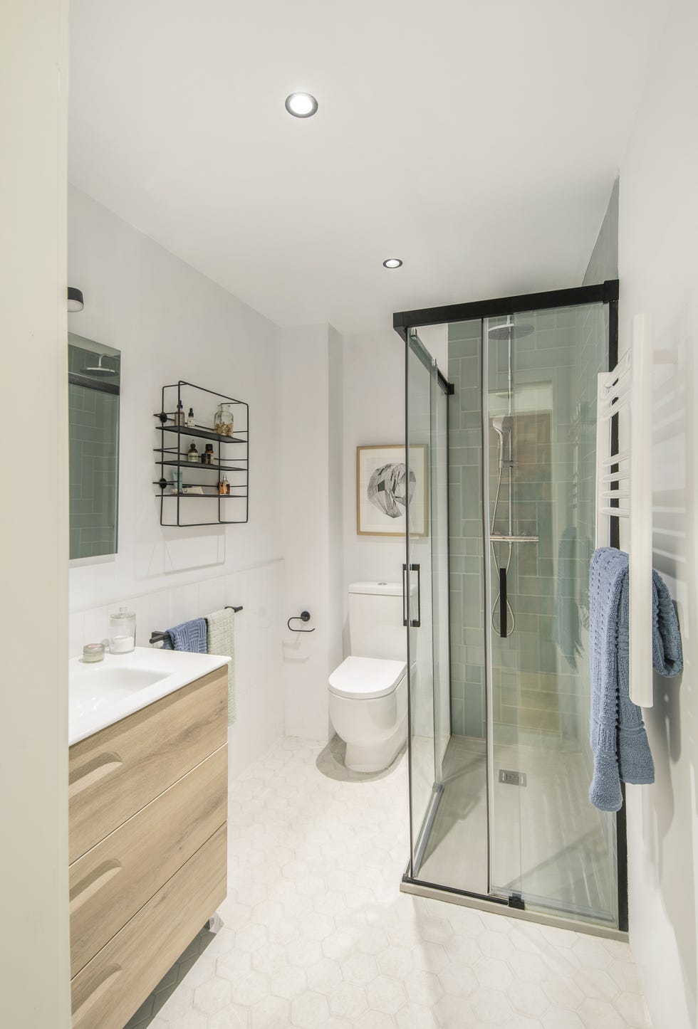 baño moderno en blanco con cabina de ducha y mueble suspendido de madera