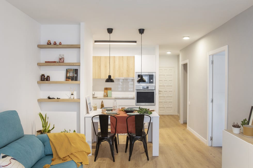 salón abierto a la cocina y al office con diseño nórdico
