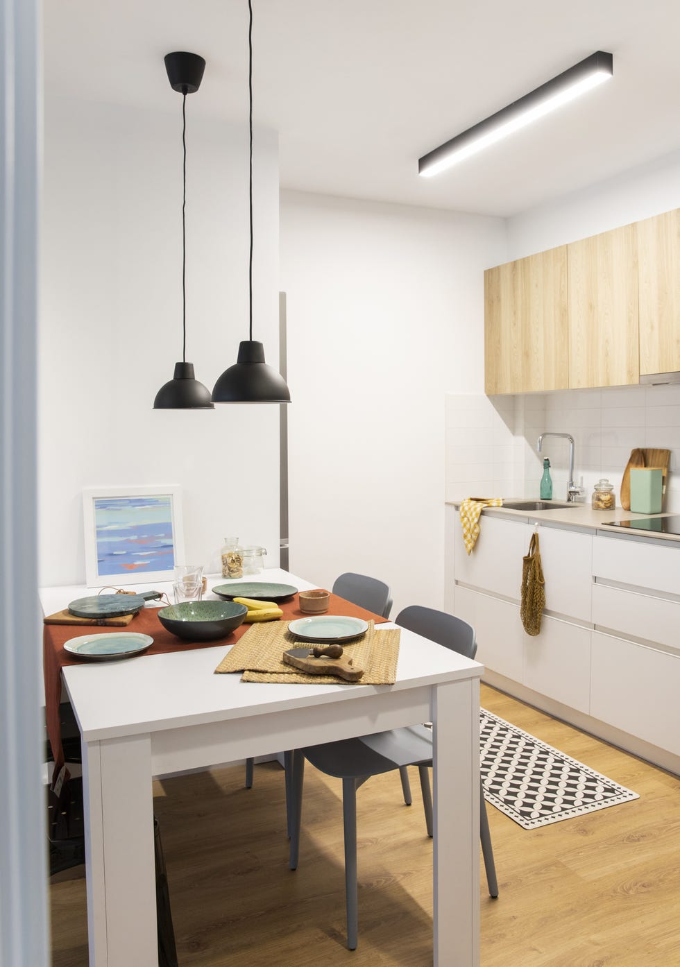 cocina blanca con office de diseño moderno
