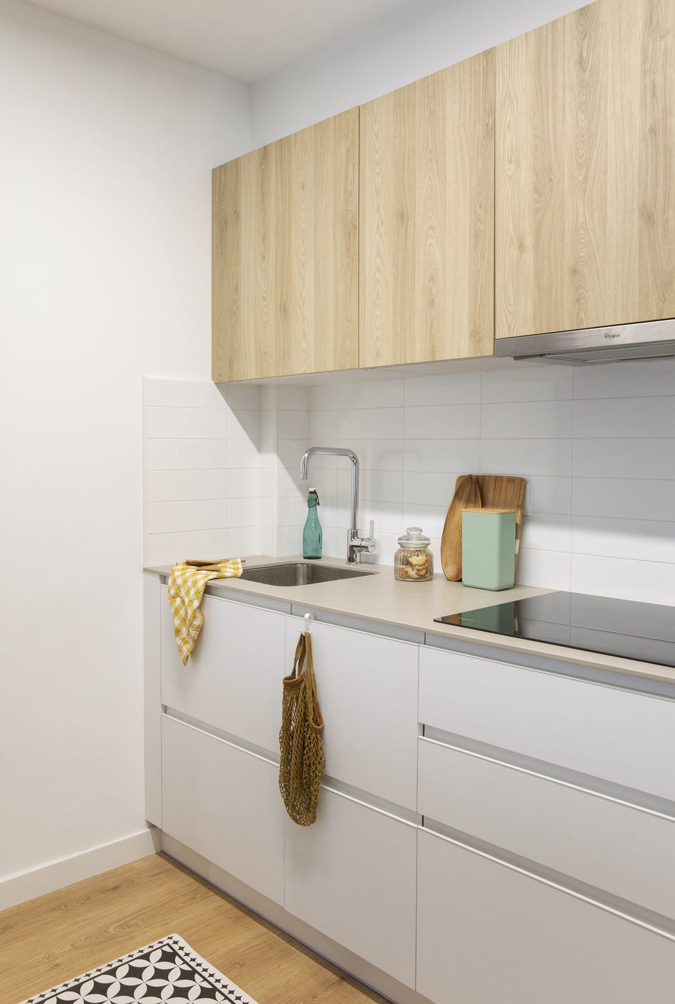 cocina blanca con office de diseño moderno