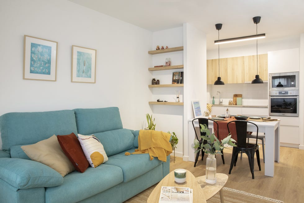 salón abierto a la cocina y al office con diseño nórdico