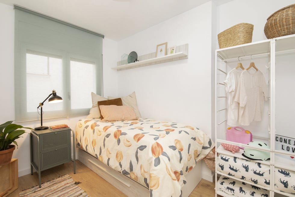 dormitorio con cama nido y vestidor abierto blanco