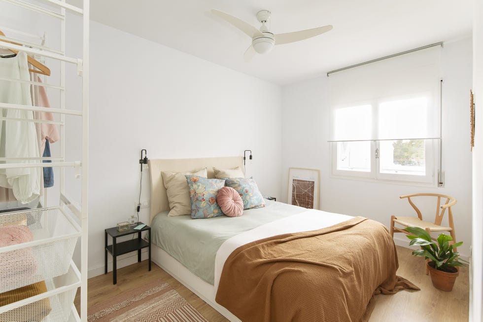 dormitorio de diseño nórdico con vestidor abierto de color blanco