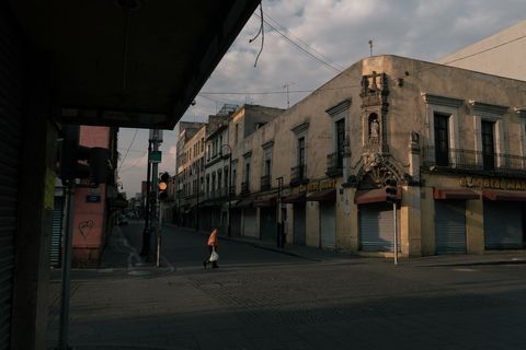 De normaliter drukke straten van het oude centrum van MexicoStad liggen er verlaten bij nadat de regering eind maart beperkingen oplegde aan het openbaar vervoer en grotere bijeenkomsten verbood