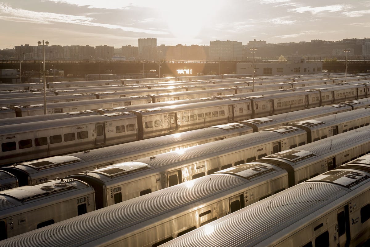 Rijtuigen van de Long Island Rail Road staan verlaten op een emplacement in de buurt van het Jacob Javits Center in New York waar een tijdelijk ziekenhuis voor COVID19patinten is ingericht