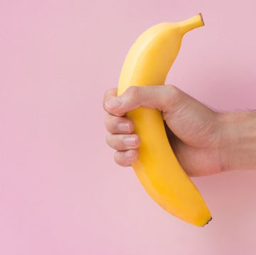 persoon heeft een banaan vast als penis