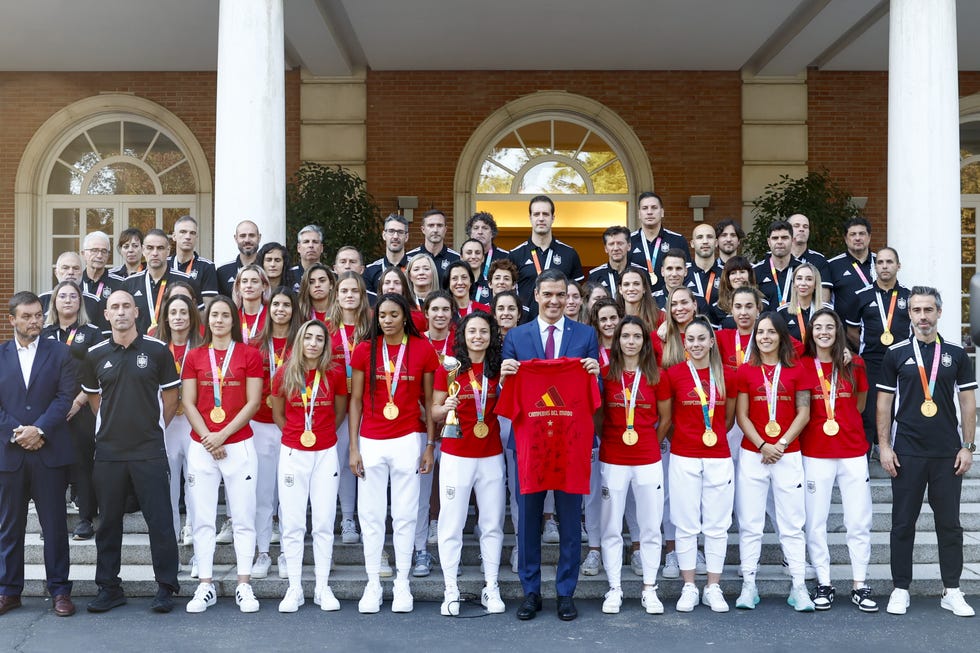 la selección femenina de fútbol con pedro sánchez