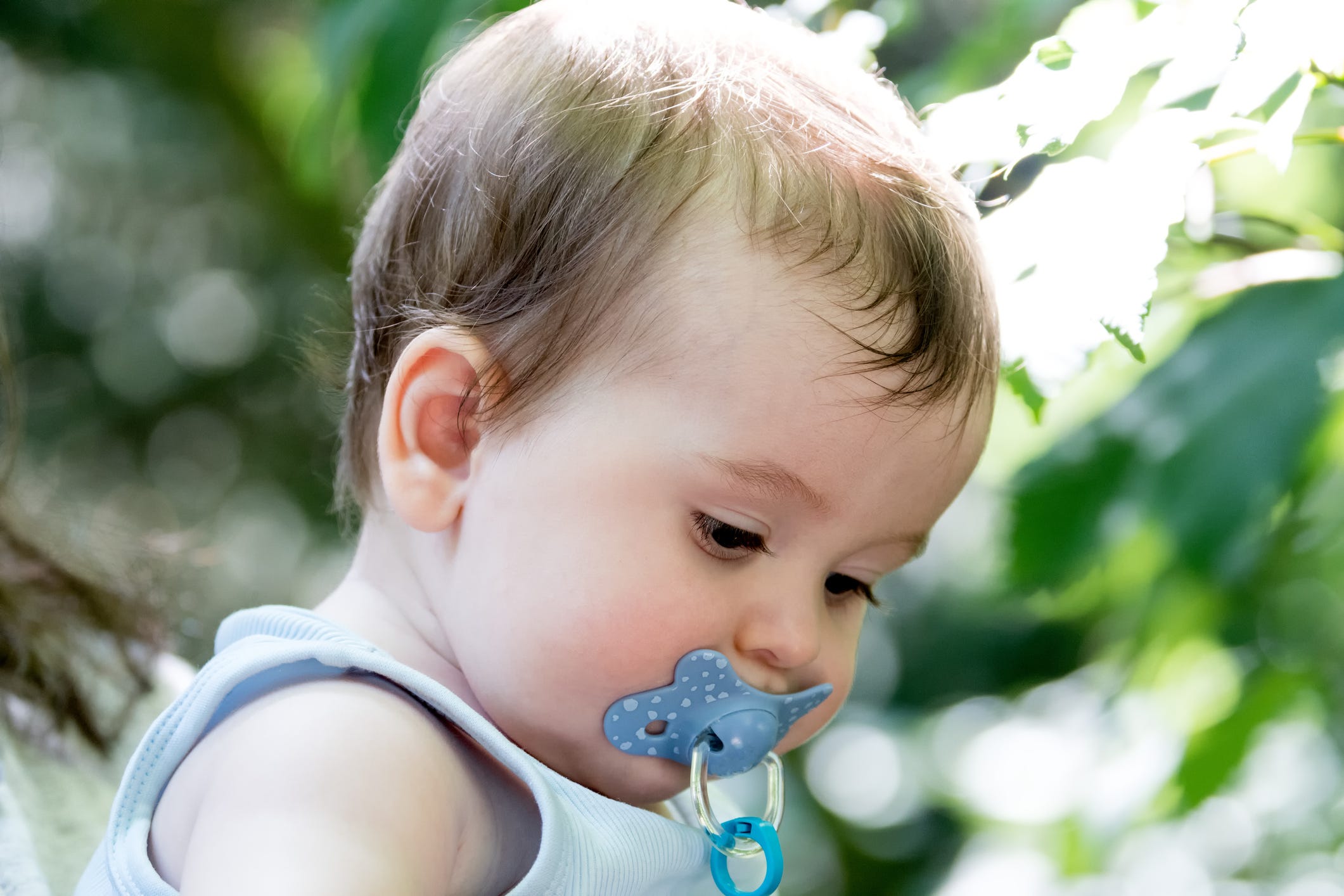 niño pequeño con chupete