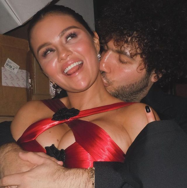 selena gomez and benny blanco kissing at the 2024 golden globes night