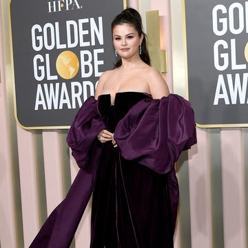 selena gomez posando en el photocall