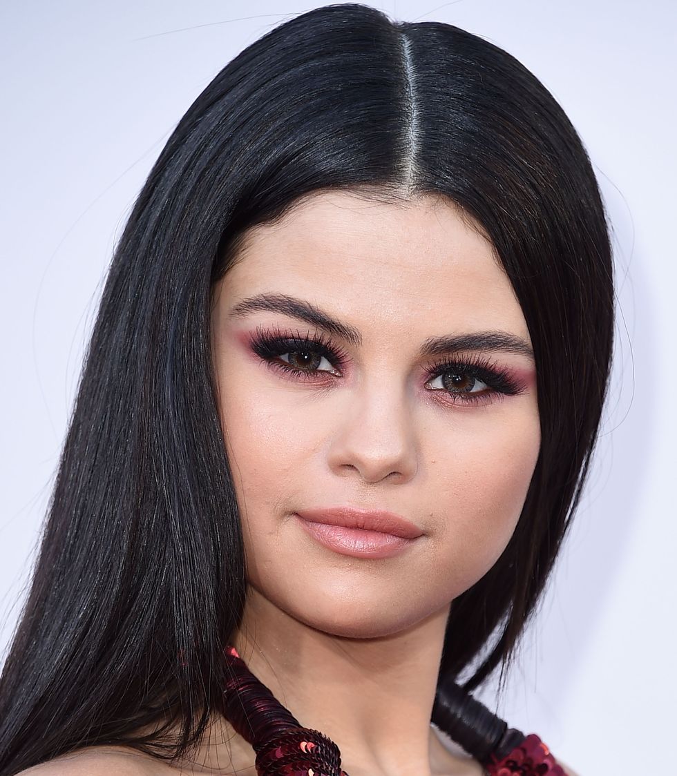 selena gomez in colored contacts at the 2015 american music awards
