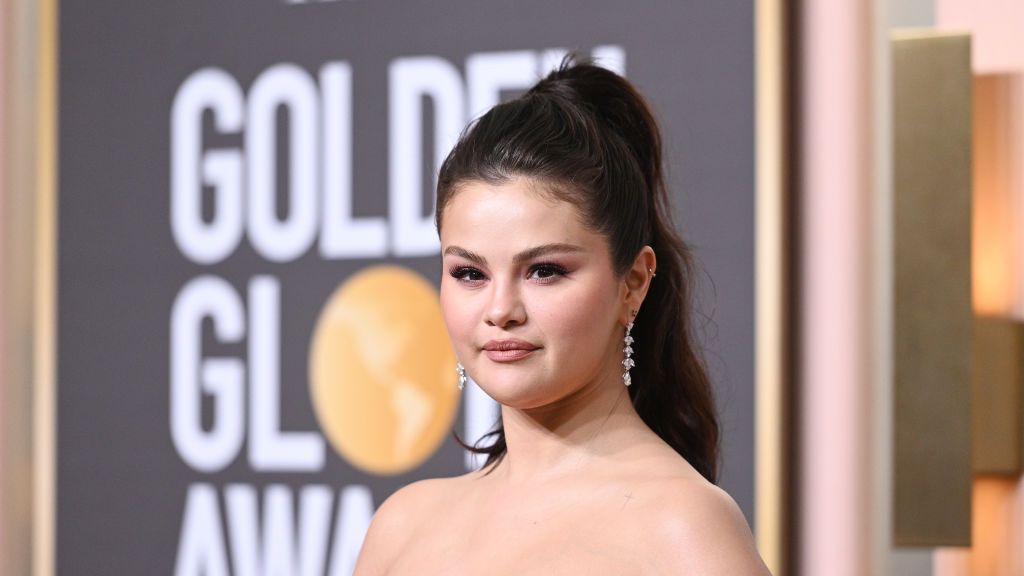 preview for Selena Gomez shows off Parisian chic look
