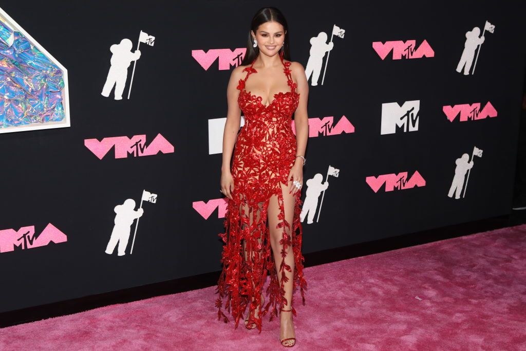 Selena Gomez Returns To The VMAs In A Red Dress