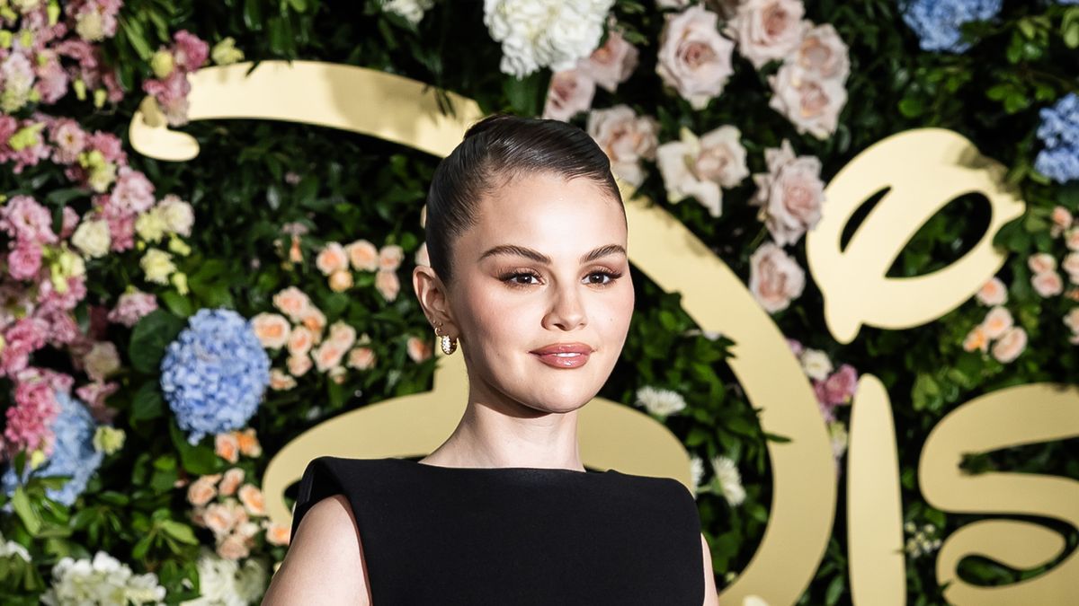 Selena Gomez'in Önizlemesinde İlk Endüstri Etkisi Olarak Jennifer Aniston'a Ait | Hollywood'daki Kadınlar | ELLE