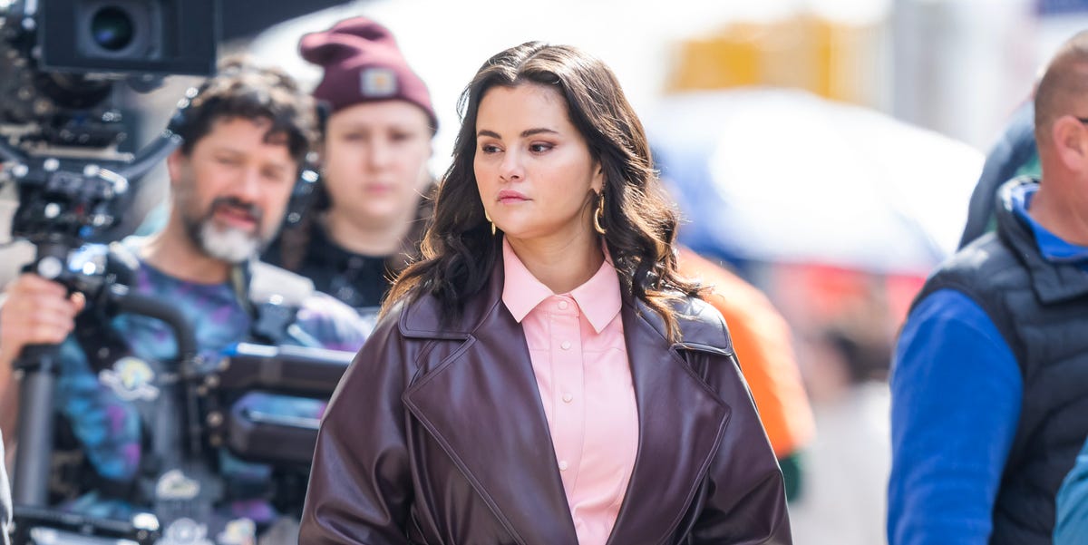 Selena Gomez Wears Chic Oversized Plum Coat On ‘Only Murders