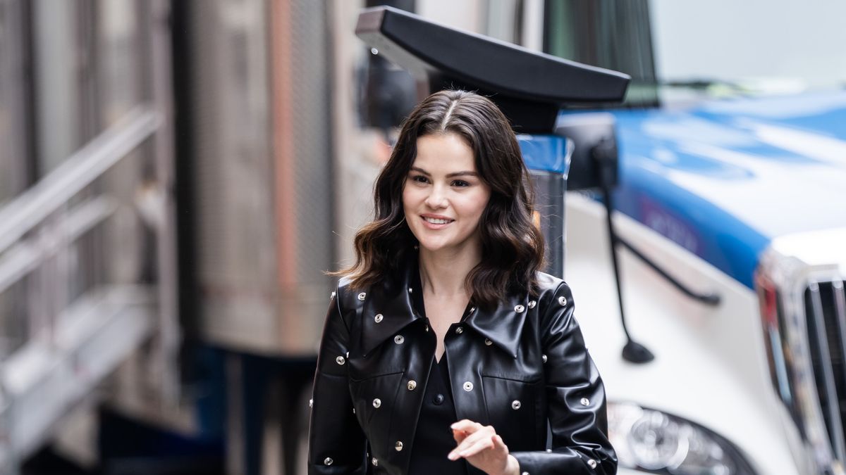 Selena Gomez'in İlk Endüstri Etkisi Olarak Jennifer Aniston'ı Aldığı Önizleme | Hollywood'daki Kadınlar | ELLE