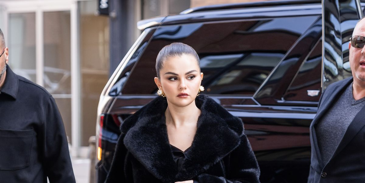 https://hips.hearstapps.com/hmg-prod/images/selena-gomez-is-seen-on-the-streets-of-manhattan-on-march-news-photo-1680182858.jpg?crop=1.00xw:0.334xh;0,0.0684xh&resize=1200:*