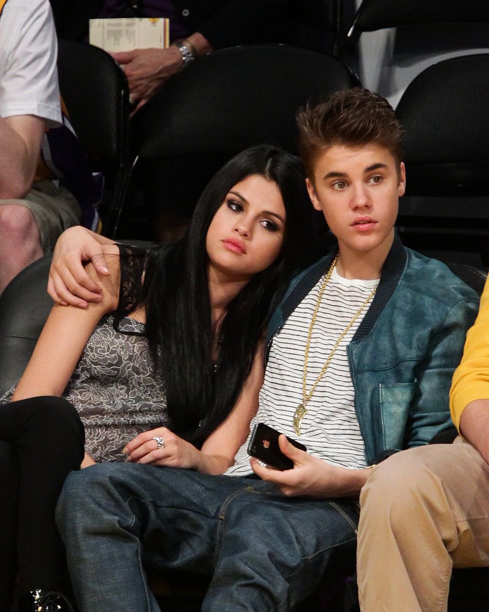 los angeles, ca april 17 selena gomez l and justin bieber attend a basketball game between the san antonio spurs and the los angeles lakers at staples center on april 17, 2012 in los angeles, california photo by noel vasquezgetty images