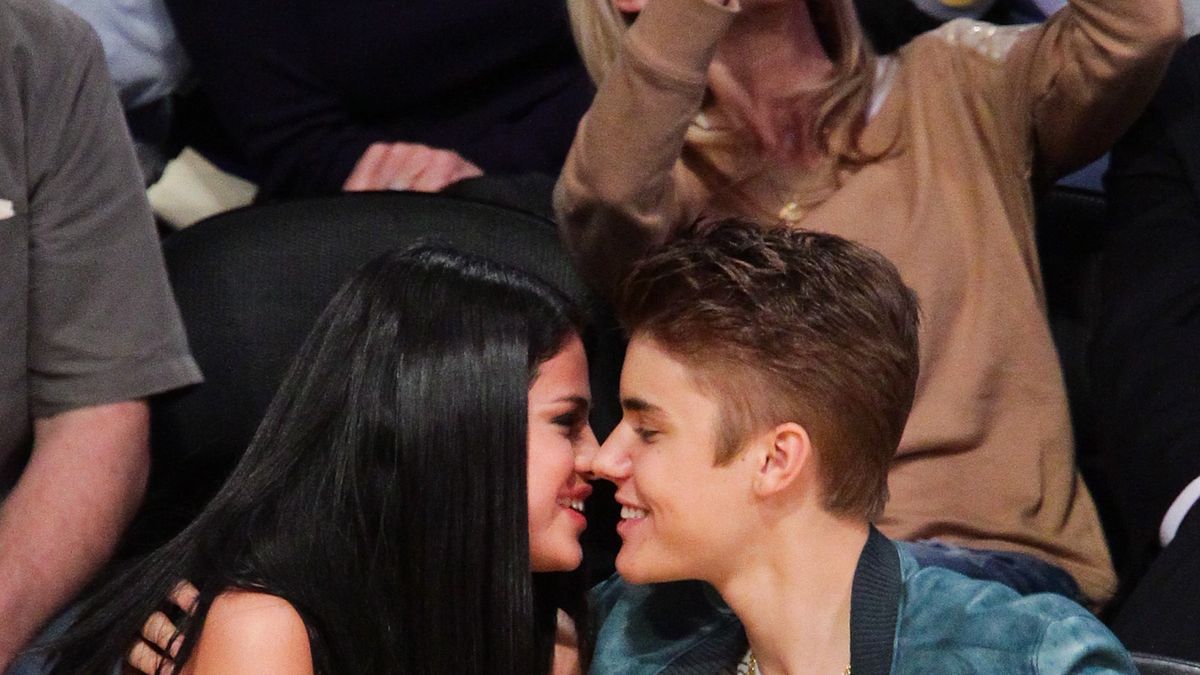 Selena Gomez and Justin Bieber Kiss at His Hockey Game - Selena