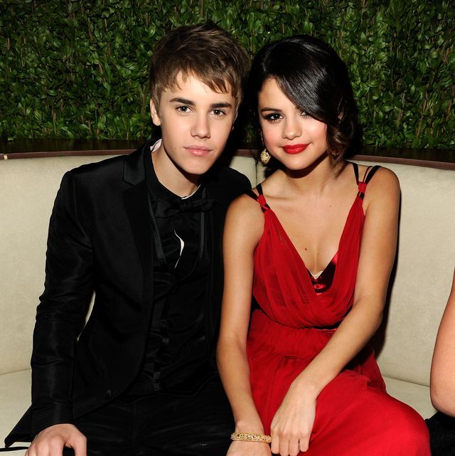 justin bieber and selena gomez sitting on a couch