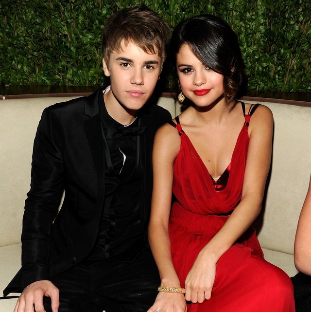 justin bieber and selena gomez sitting on a couch