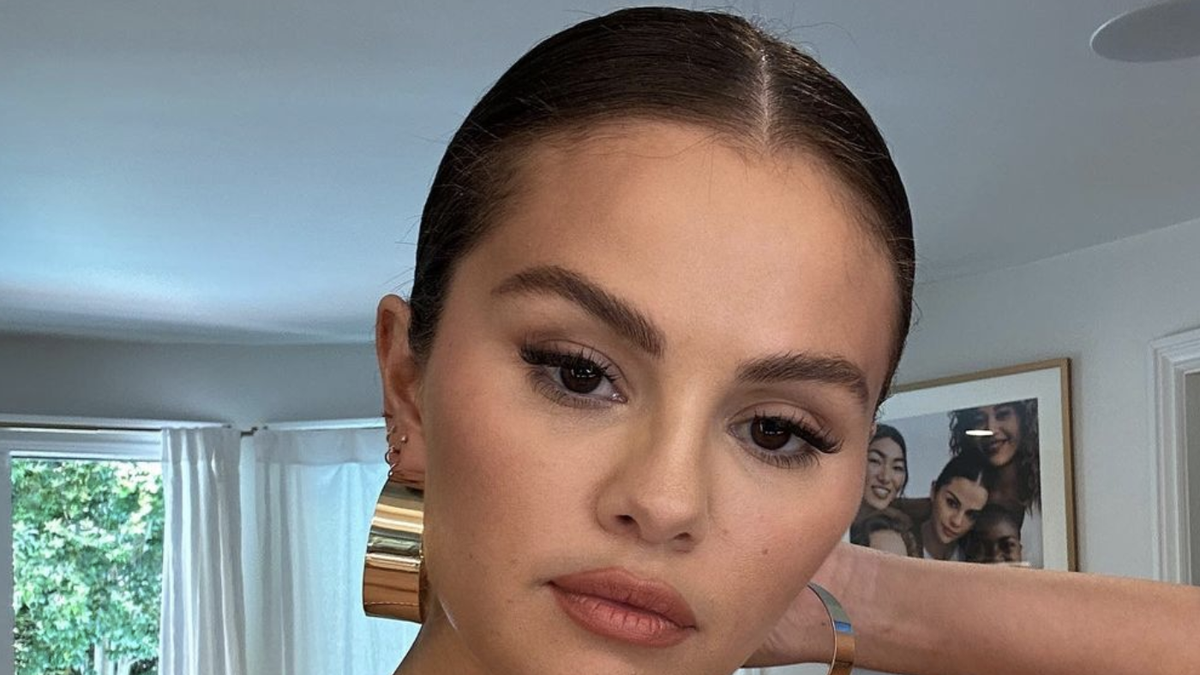 Selena Gomez poses in only a towel in new photo from bed