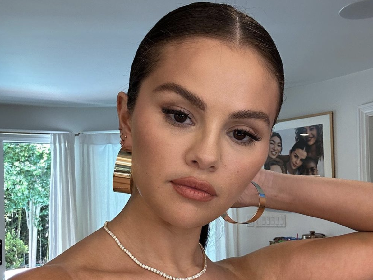 Selena Gomez poses in only a towel in new photo from bed